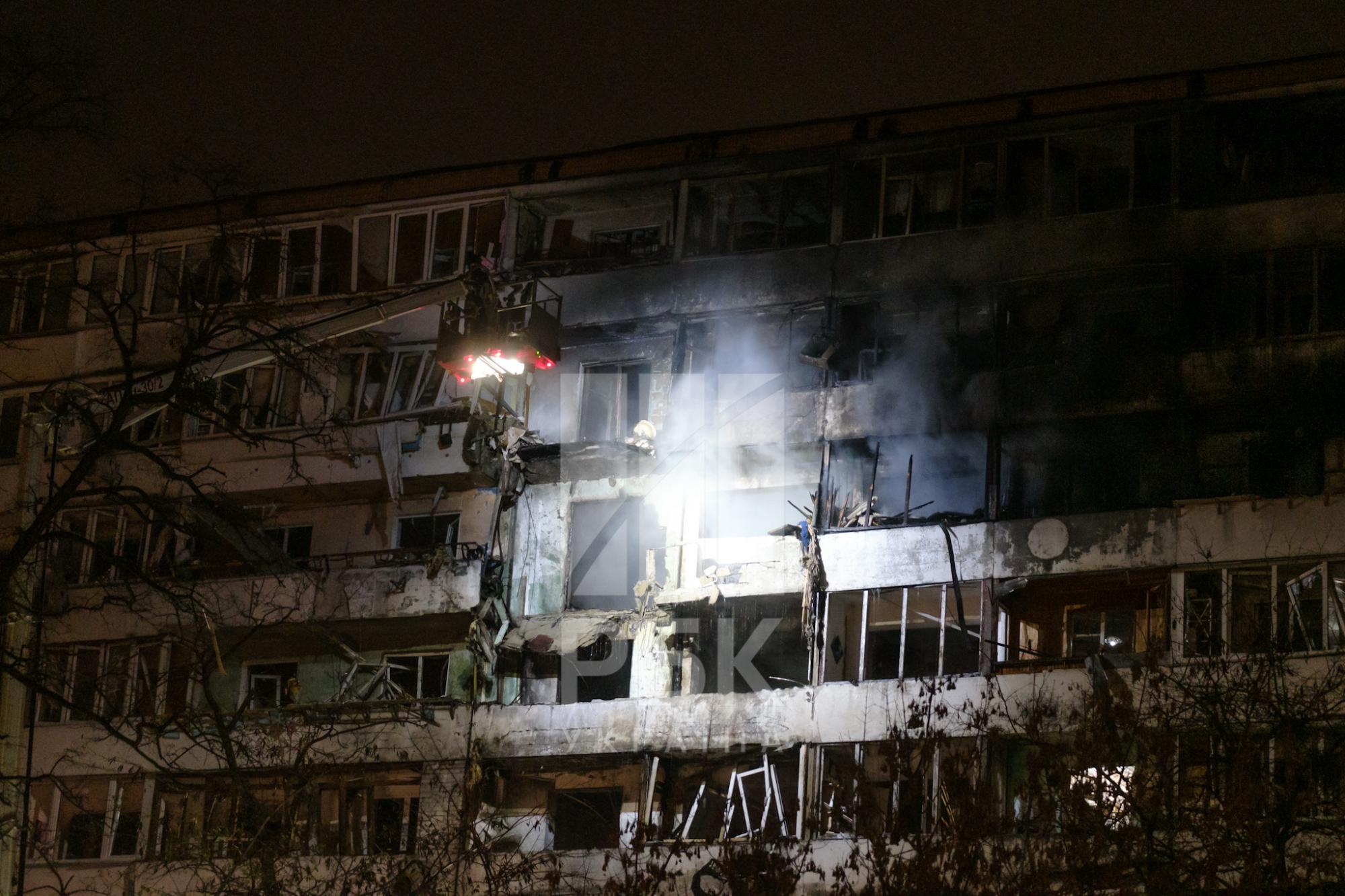 Розбиті багатоповерхівки, перебої з опаленням та жертви: все про нічний обстріл Києва